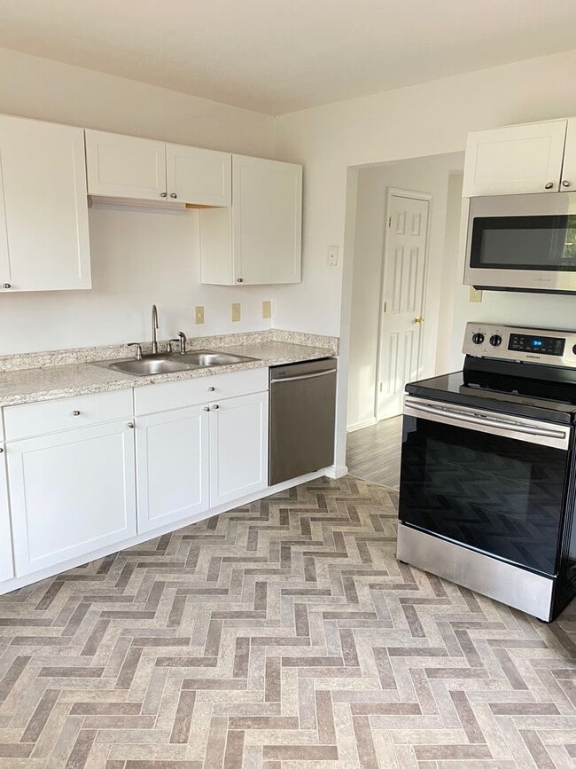 Building Photo - Conveniently located 4 bedroom, 2 bathroom...