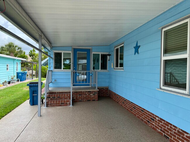Building Photo - 2315 Coconut Palm Dr