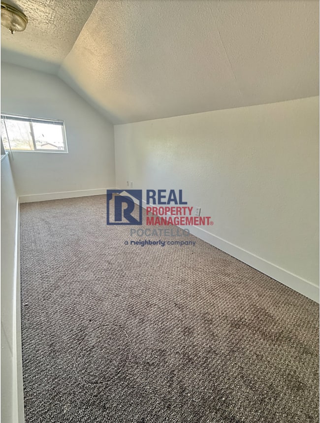 Building Photo - 3 Bed 2 Bath house - Dog friendly