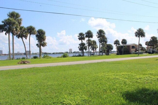 Building Photo - 3 bed 2.5 bath Riverview Home w/ Pool
