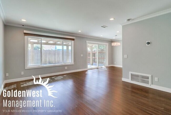 Building Photo - Charming 3Bdm 2.5Ba Townhome in the Claire...