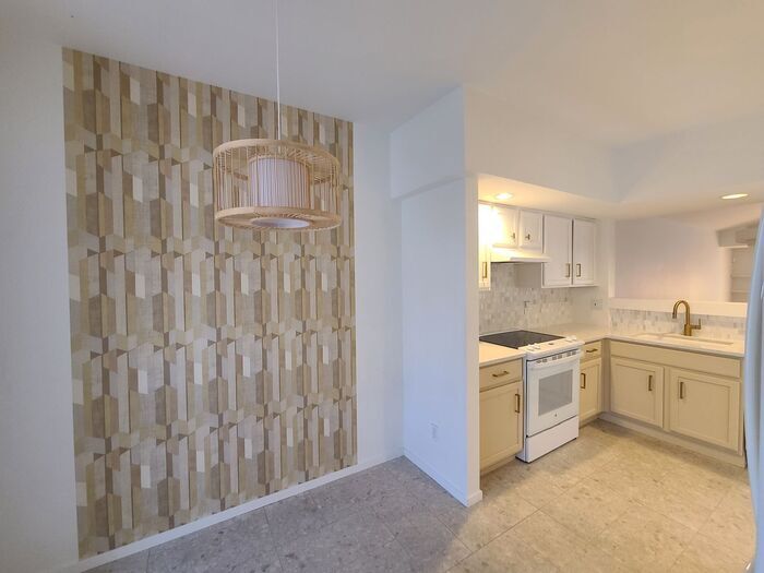 Building Photo - 3118 E Macenroe Ln