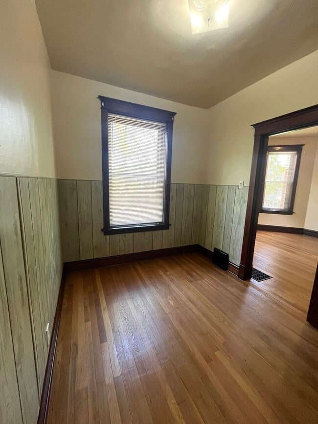 Building Photo - 1643 W Byron St