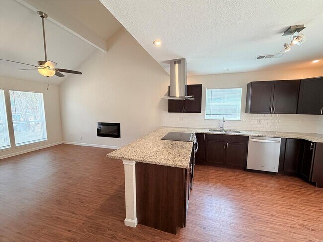 Building Photo - 1605 Parkwood Dr