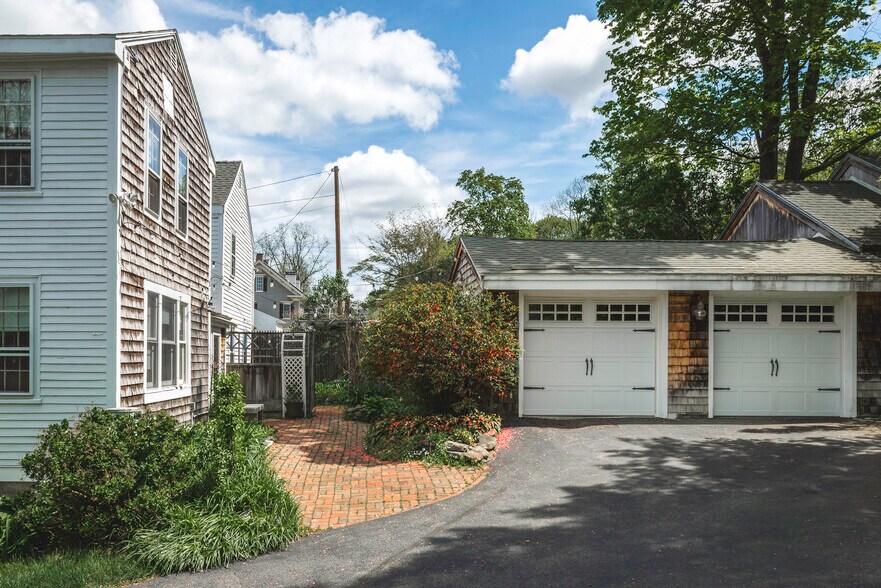 Building Photo - 329 Main St