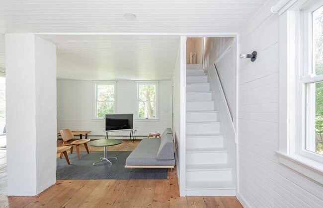 Building Photo - 706 Springs Fireplace Rd