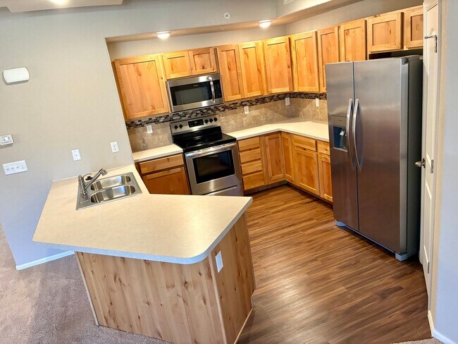 Building Photo - 2 WEEKS FREE! Spacious Townhome!