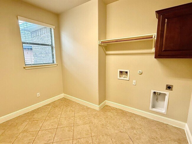 Building Photo - 5512 Lipan Apache Bend