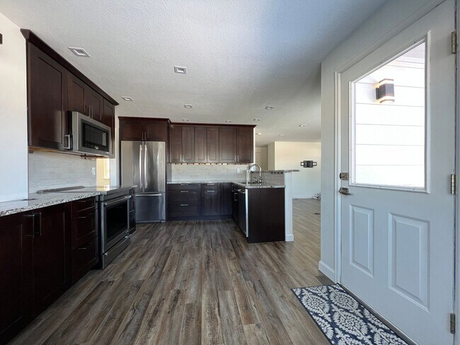 Building Photo - 4-Bedroom Gem in Erie: Modern Luxury, Ideal Space! Available March