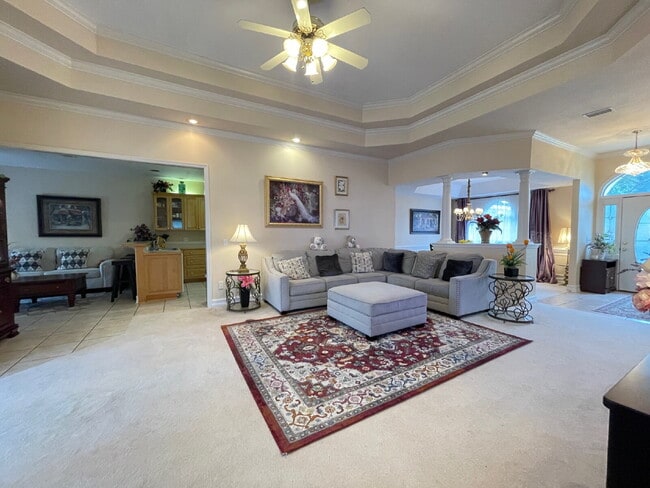 Building Photo - 4Br/2.5Ba Huge home with a sunroom