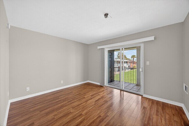Building Photo - 83 Comares Ave