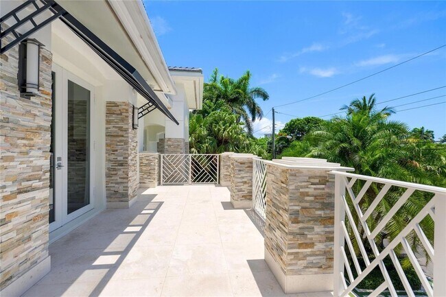 Building Photo - 2307 N Riverside Dr