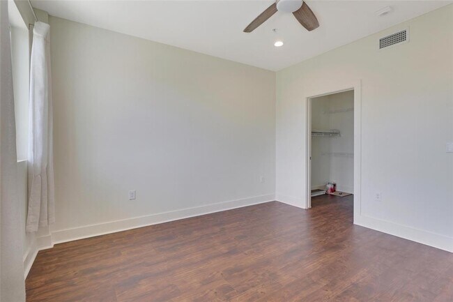 Building Photo - 604 N Bluff Dr