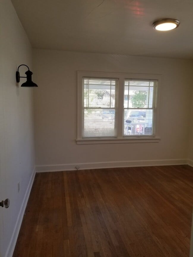 Building Photo - N. 25th Ave 2 bedroom Craftsman w/basement