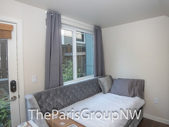 Building Photo - Modern Madrona 3BR TH * A/C!!* Big Open Sp...