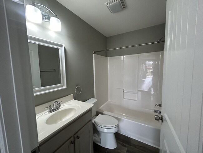 Building Photo - 2BD 2BA DUPLEX IN BAXTER