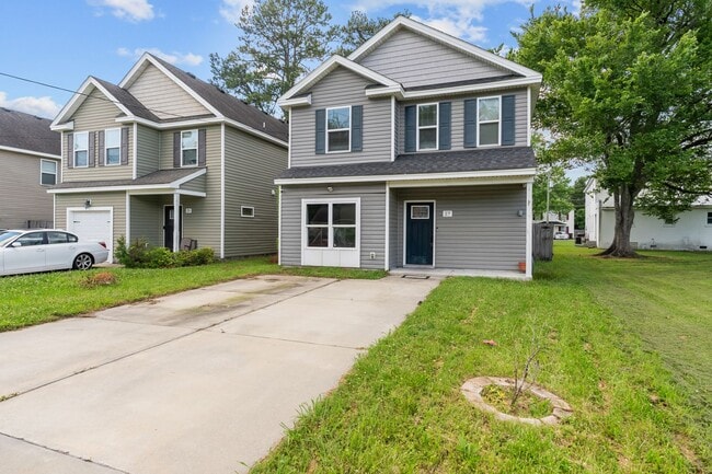 Building Photo - Spacious 4-Bedroom Home with First-Floor S...