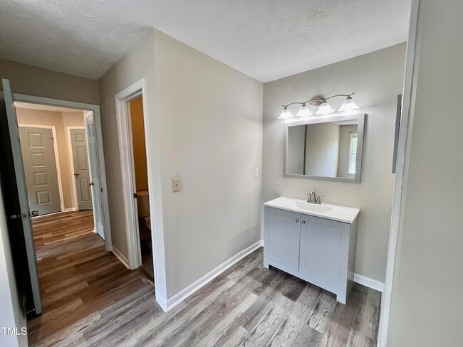 Building Photo - 1006 Wood Creek Dr