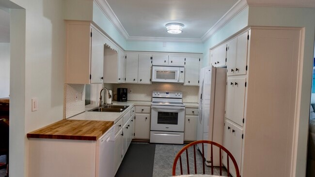 Building Photo - 3693 NE 20th Ave