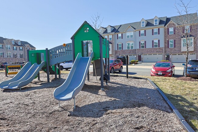 Building Photo - Move-in ready Townhome in Wenworth Green C...