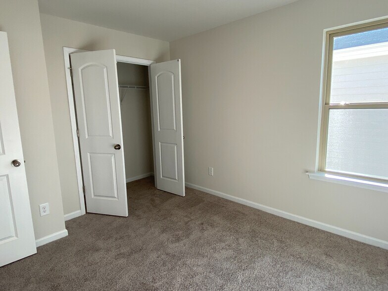 Building Photo - Room in House on Maylen Trace