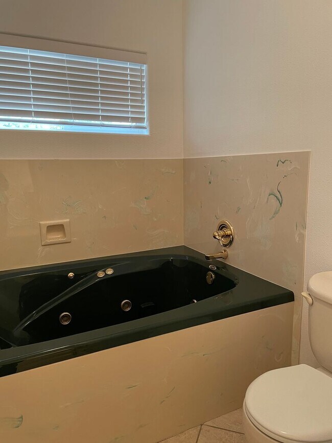 Building Photo - Nice 3 Bedroom 2 Bath Home-Office Space-Lo...