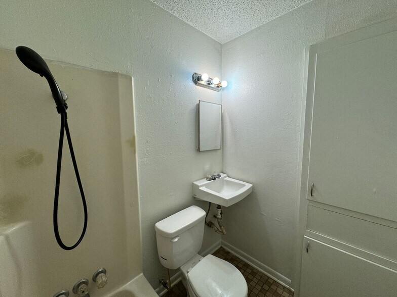 Building Photo - 505 Sunset Ln