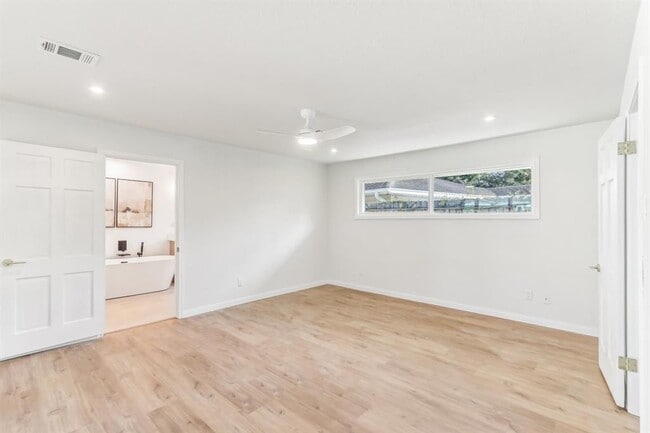 Building Photo - 8014 Meadowcroft Dr