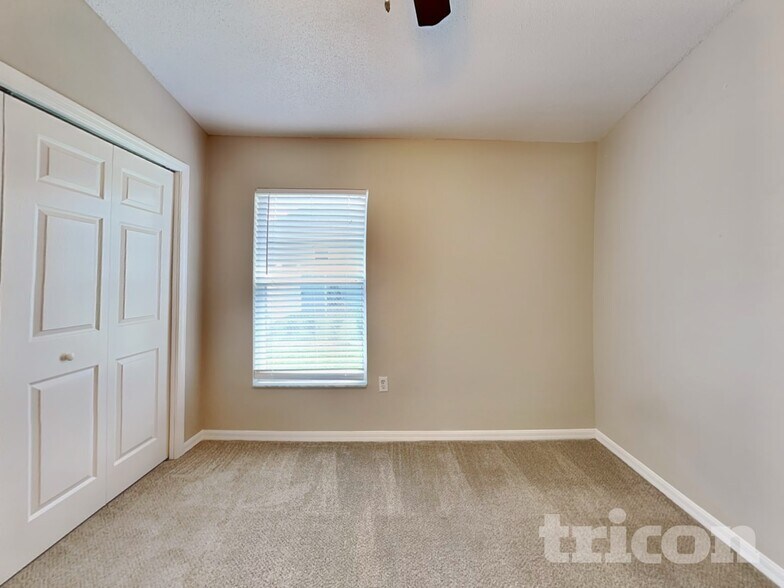 Building Photo - 7641 Manor Dr