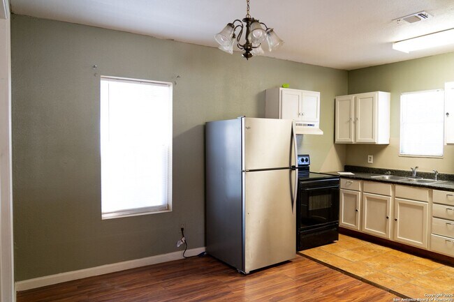 Building Photo - Super Cute 2Bed/1Bath Home for Lease! Available NOW!