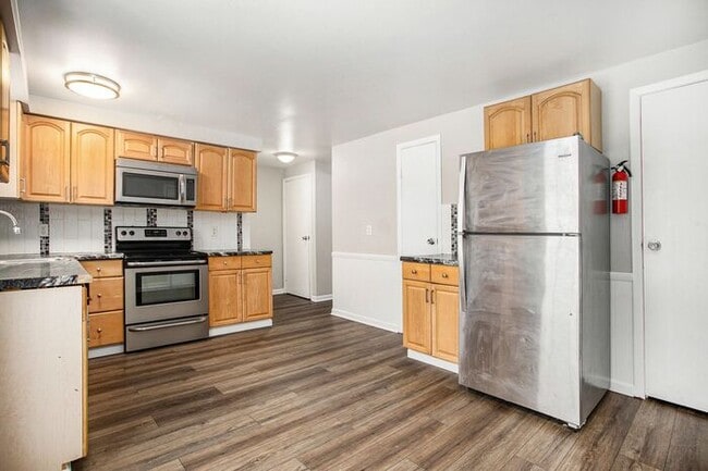 Building Photo - $1450- 3-Bed/1.5-Bath Town House Duplex, Basement, Garage, 1300 sq. ft. Attractive remodeled mode...