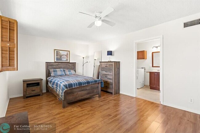 Building Photo - 2960 Riverside Dr