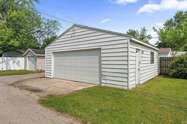 Building Photo - 609 S Middleboro Ave