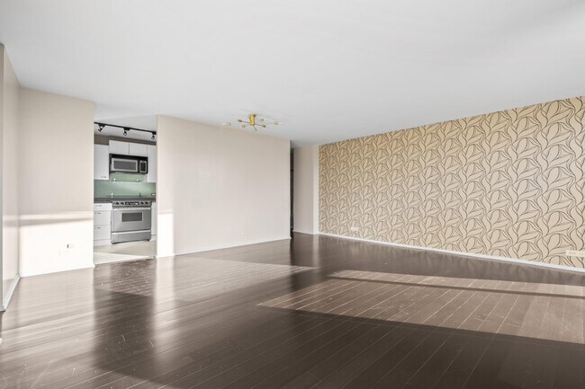 Building Photo - 4343 N Clarendon Ave