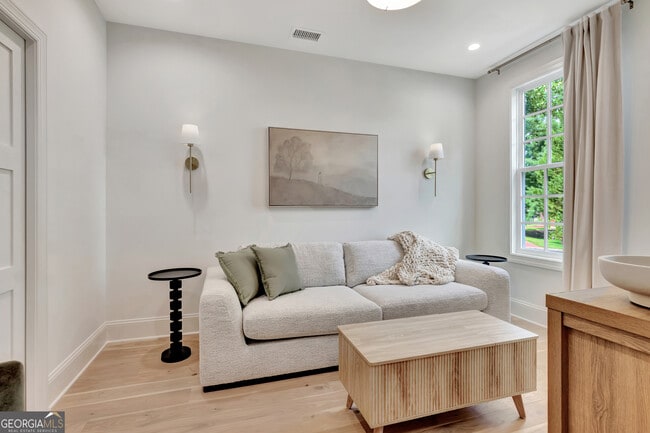 Building Photo - 11 Bourbon St