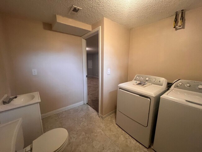 Building Photo - Spacious 3 Bedroom, 2.5 Bath Home with finished basement – Derby, KS. – Available Now!