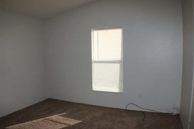 Building Photo - Spacious 3-Bed, 2-Bath Mobile Home in California City – Convenient & Cozy!