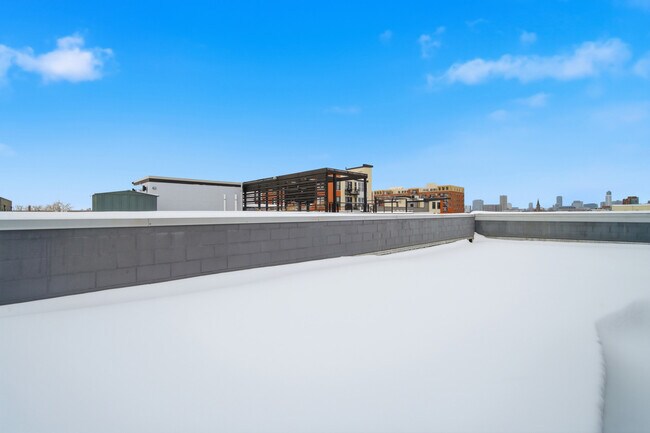 Building Photo - 725 W 17th St