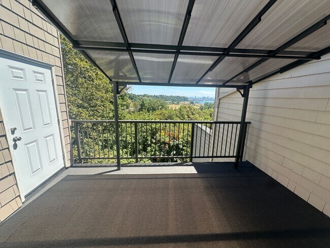 Building Photo - Top-Floor Stunner with Views – Fully Remod...