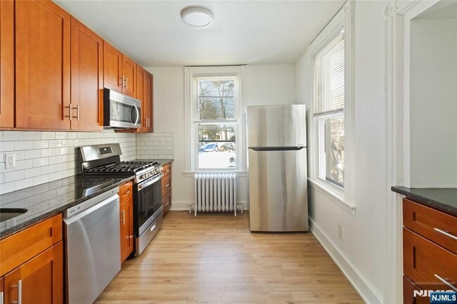 Building Photo - 87 James St