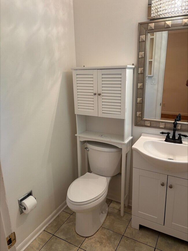 Building Photo - 520 N Hale St