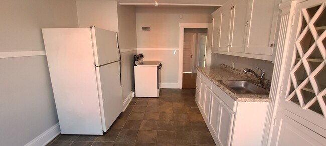 Building Photo - 1 Bedroom 3rd Floor Attic Apartment in Old...