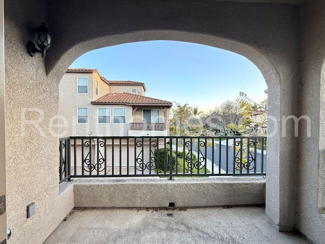 Building Photo - 6473 Terraza Portico