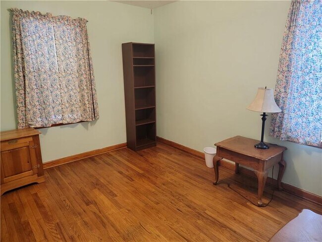 Building Photo - 302 South Dr