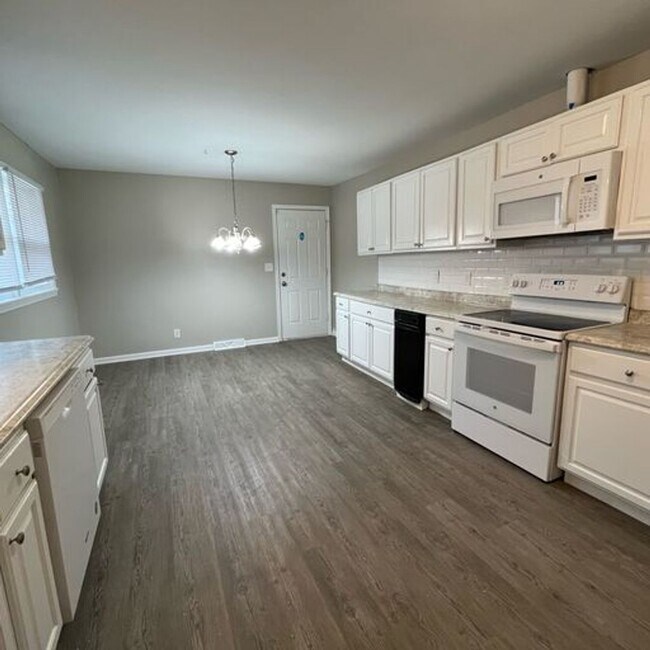 Building Photo - Coming soon! 3 bedroom, 1 1/2 bath, 2 car ...