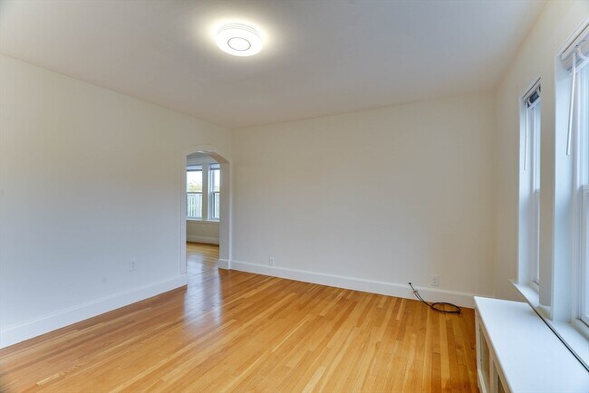 Building Photo - 11 Linden St