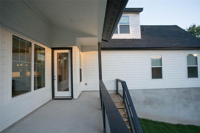 Building Photo - 3018 Sunridge Dr