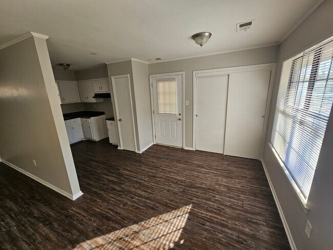 Building Photo - 10811 Chateau Dr