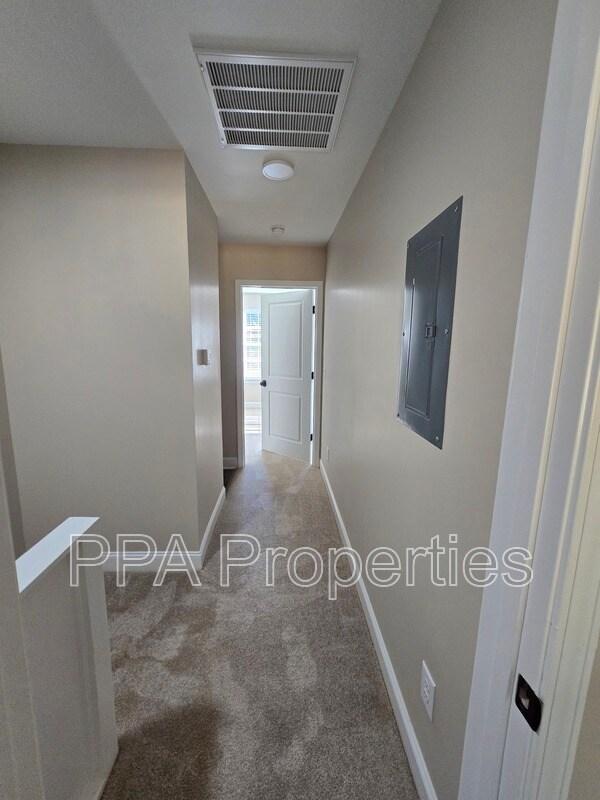 Building Photo - 402 Giles St