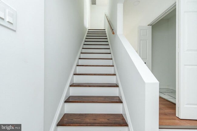 Building Photo - 32 E Elm St